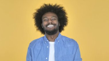 Sarı arka plan üzerinde mutlu Afro-Amerikan adam gülüyor