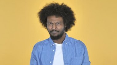 Afro-Amerikan erkek müşteriler sarı zemin üzerine iki eliyle davet