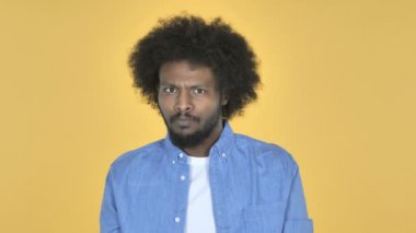 Kızgın Afro-Amerikan adam sarı arka plan üzerinde mücadele