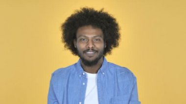 Afro-Amerikan adam el hareketi sessizlik, parmak dilinde, sarı arka plan