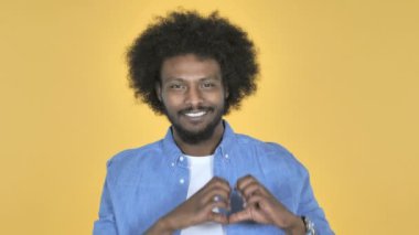 Afro-Amerikan adam sarı zemin üzerine el yapımı ezbere
