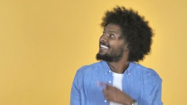 Afro-Amerikan adam parmak tarafında, sarı arka plan ile işaret