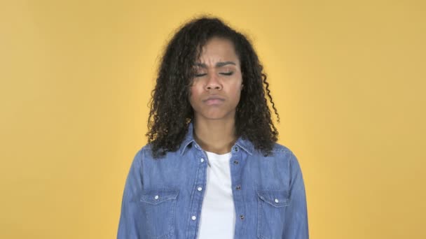 Smutný Naštvaný Africká Dívka Izolované Žlutém Podkladu — Stock video