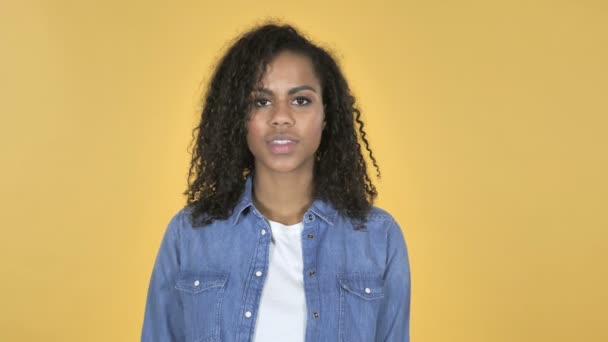 Sorrindo Menina Africana Isolado Fundo Amarelo — Vídeo de Stock