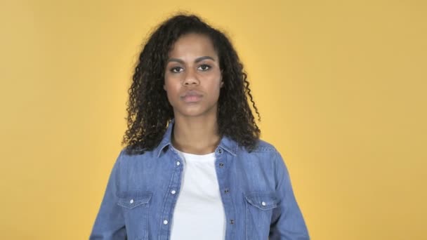 African Girl Gesturing Thumbs Isolated Yellow Background — Stock Video