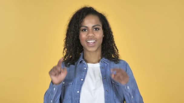 Afrikansk Flicka Bjuda Kunder Med Båda Händerna Som Isolerad Gul — Stockvideo