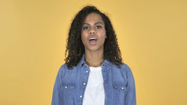 Ano Africká Dívka Hlavou Přijmout Samostatný Žlutém Podkladu — Stock video
