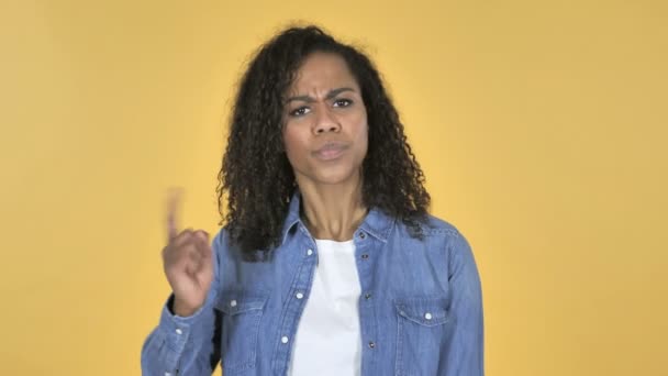 欲求不満と怒りが黄色の背景上に分離されてアフリカの女の子 — ストック動画