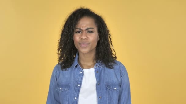 Sarı Arka Plan Üzerinde Izole Kızgın Afrikalı Kız Çığlık — Stok video