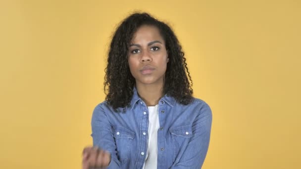 Africká Dívka Myšlení Dostal Nový Nápad Samostatný Žlutém Podkladu — Stock video