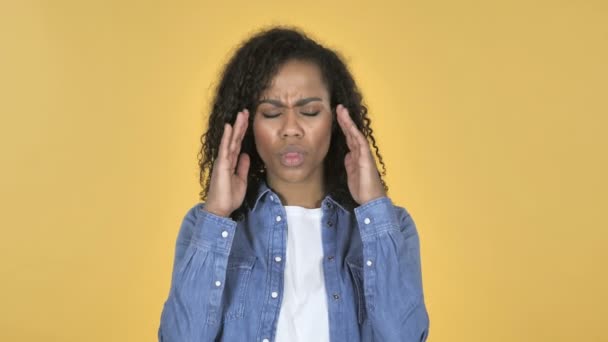 黄色の背景に分離された頭痛とアフリカの女の子 — ストック動画