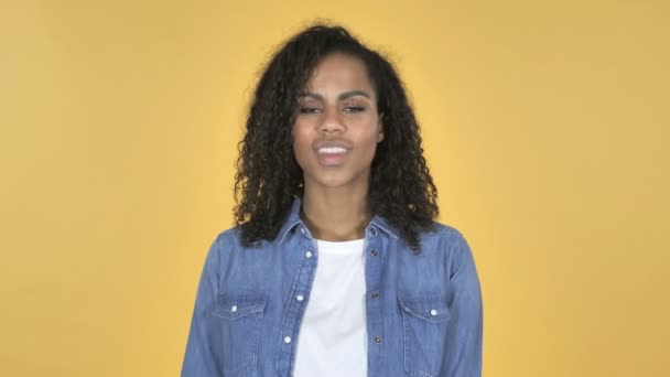 Beso Volador Chica Africana Aislado Sobre Fondo Amarillo — Vídeo de stock