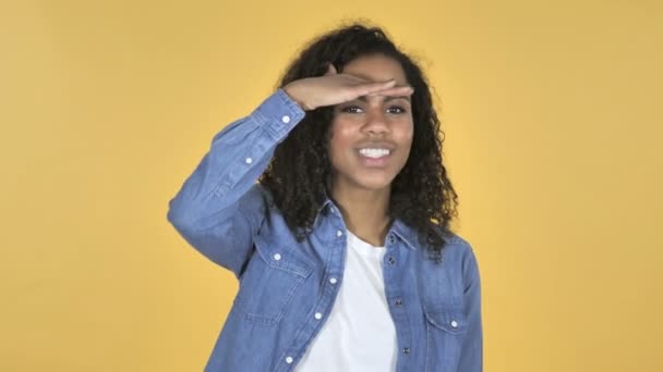 Afrikaanse Meisje Zoeken Nieuwe Kans Gele Bakground — Stockvideo