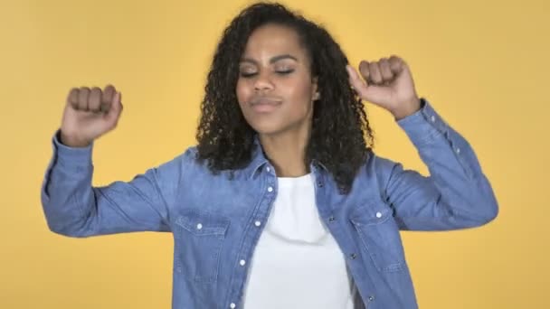 Chica Africana Sonriente Agradable Bailando Aislada Sobre Fondo Amarillo — Vídeos de Stock