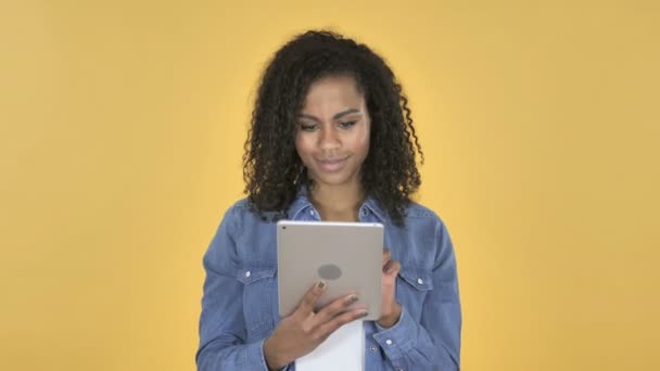 Garota Africana Navegando Internet Usando Tablet — Vídeo de Stock