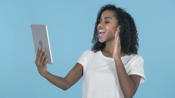 Chat Video Ragazza Africana Tramite Tablet Isolato Sfondo Blu — Video Stock
