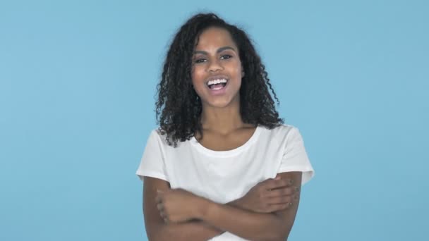 Sorrindo Menina Africana Isolado Fundo Azul — Vídeo de Stock