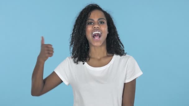 Afrikansk Flicka Gestikulerande Tummen Upp Isolerade Blå Bakgrund — Stockvideo