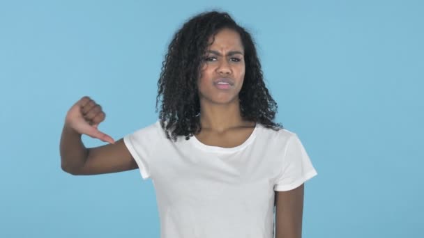 Africano Menina Gesturing Polegares Para Baixo Isolado Fundo Azul — Vídeo de Stock