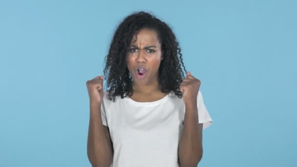 Afrikansk Flicka Gestikulerande Fel Och Problem Isolerat Blå Bakgrund — Stockvideo