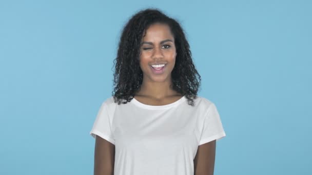 Lächelnde Afrikanische Mädchen Zwinkernden Augen Isoliert Auf Blauem Hintergrund — Stockvideo
