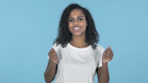 Chica Africana Sonriente Agradable Bailando Aislado Sobre Fondo Azul — Vídeo de stock