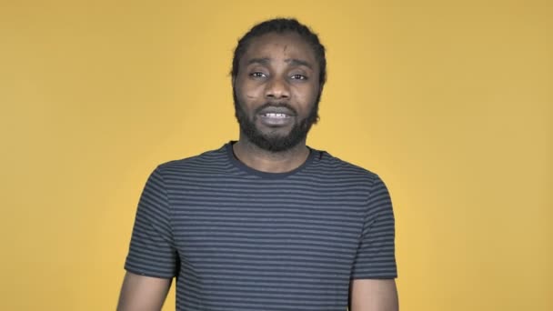 Casual Afrikanska Man Gestikulerande Tummen Ner Isolerad Gul Bakgrund — Stockvideo