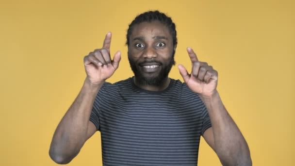 Случайный Африканский Мужчина Приглашает Клиентов Обеими Руками Изолированы Желтом Фоне — стоковое видео