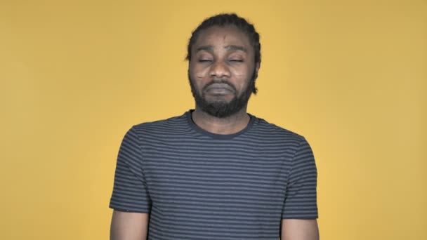 Випадковий Африканський Чоловік Трясе Голову Щоб Прийняти Ізольовані Жовтому Тлі — стокове відео