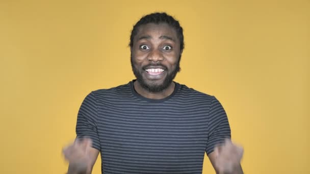 Случайный Африканский Человек Празднует Успех Изолированный Жёлтом Фоне — стоковое видео