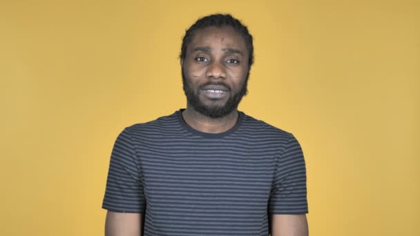 Удивлённый Случайный Африканский Человек Шоке Изолированный Жёлтом Фоне Задаётся Вопросом — стоковое видео