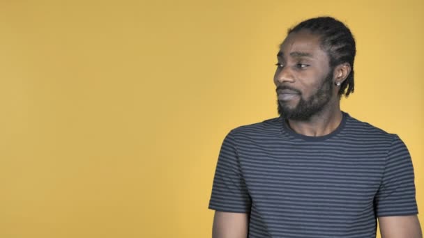 Випадковий Африканський Чоловік Вказує Пальцем Бік Жовтий Фон — стокове відео