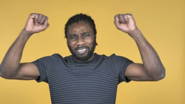 Feliz Casual Africano Homem Dança Isolado Fundo Amarelo — Vídeo de Stock