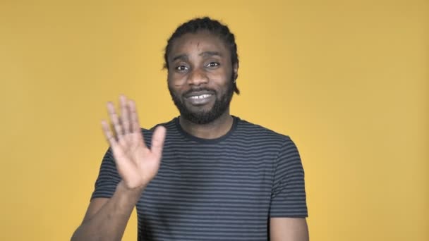 Video Chat Příležitostné Africké Člověk Izolovaný Žlutém Podkladu Mluví — Stock video