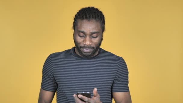 Homme Africain Occasionnel Excité Pour Succès Tout Utilisant Smartphone Isolé — Video