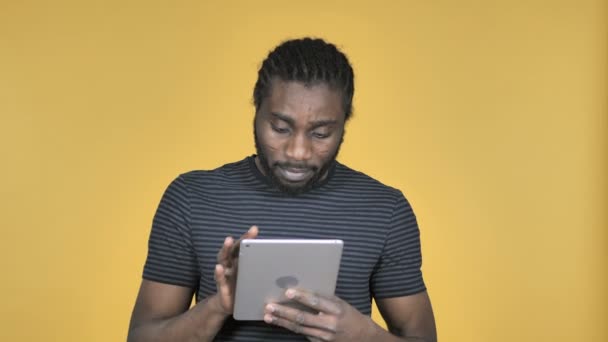 Gelegenheitsafrikaner Surft Mit Tablet Internet — Stockvideo