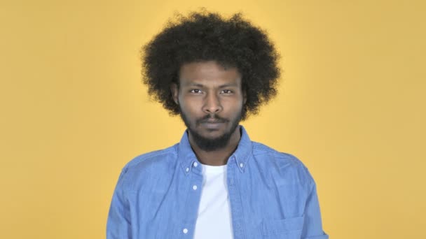 Afro American Man Looking Camera Yellow Background — Stok Video