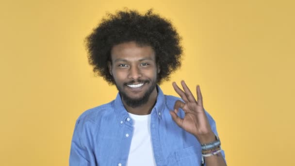 Muestra Bien Por Hombre Afro Sobre Fondo Amarillo — Vídeos de Stock