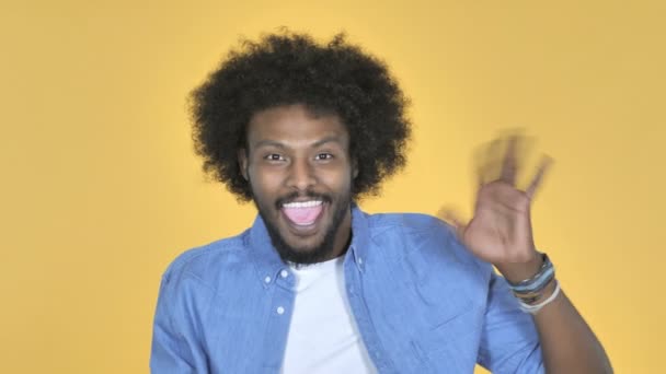 Афроамериканський Чоловік Вітає Жовтому Тлі — стокове відео