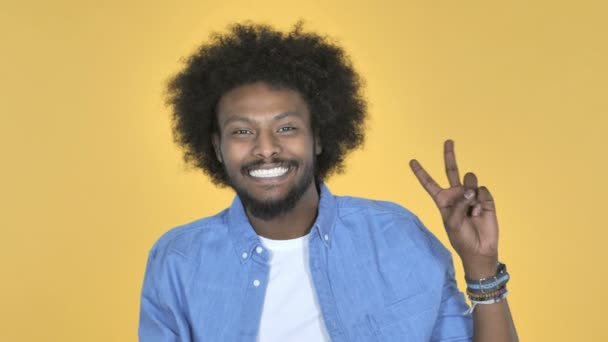 Victory Sign Afro American Man Yellow Background — Stock Video