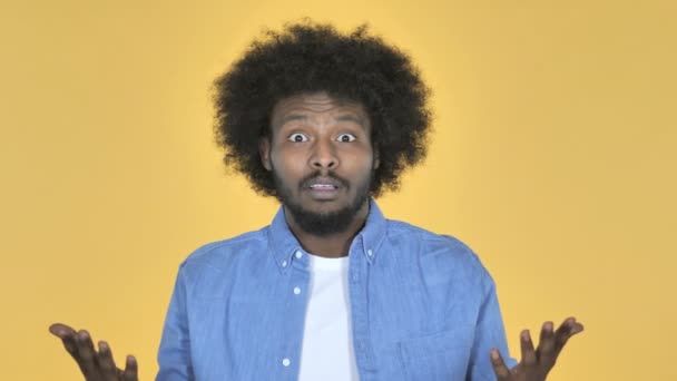 Afro American Man Gestikulerande Fel Och Problem Gul Bakgrund — Stockvideo