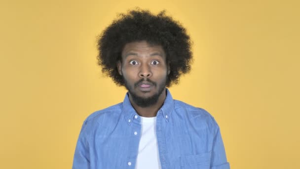 Terkejut Afro American Man Shock Yellow Background Bertanya Tanya — Stok Video