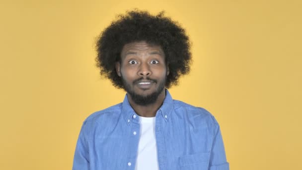 Homem Afro Americano Feliz Surpreso Por Presente Fundo Amarelo — Vídeo de Stock