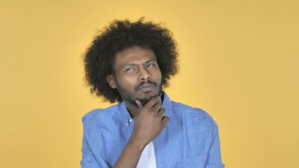 Afro Amerikai Férfi Gondolkodás Tervez Sárga Háttérrel — Stock videók