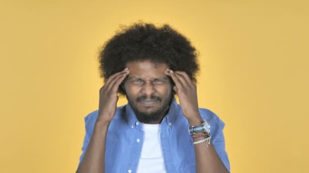 Homem Afro Americano Com Dor Cabeça Fundo Amarelo — Vídeo de Stock