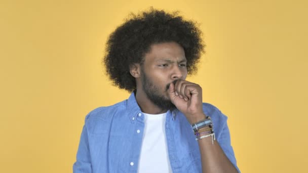 黄色の背景に咳病気のアフリカ系アメリカ人男性 — ストック動画