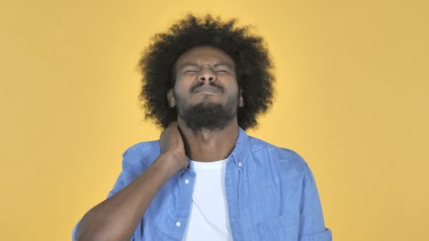 Afro American Man Neck Pain Yellow Background — Stock Video