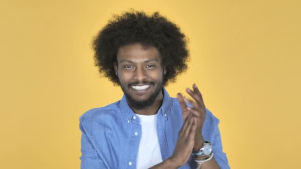 Aplaudindo Homem Afro Americano Batendo Palmas Fundo Amarelo — Vídeo de Stock
