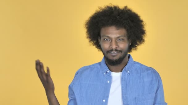 Uomo Afro Americano Mostrando Prodotto Lato Sfondo Giallo — Video Stock