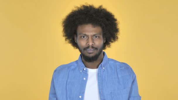 Afro Amerikan Adam Kamera Sarı Zemin Üzerine Işaret — Stok video